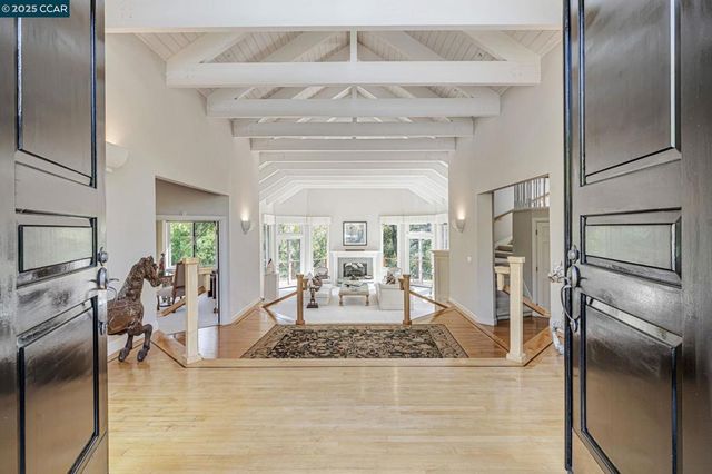 4 Julianna Ct, Moraga, CA 94556