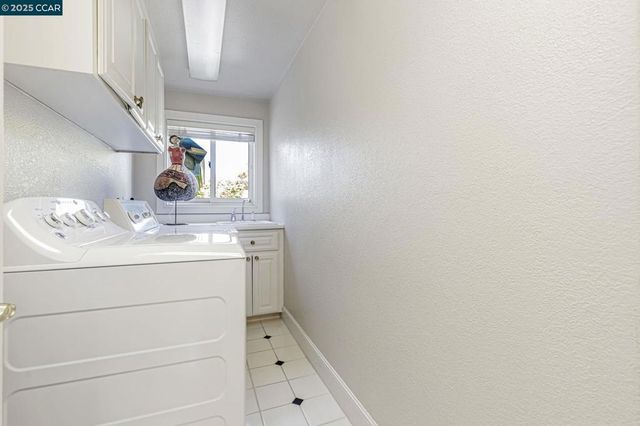 4 Julianna Ct, Moraga, CA 94556