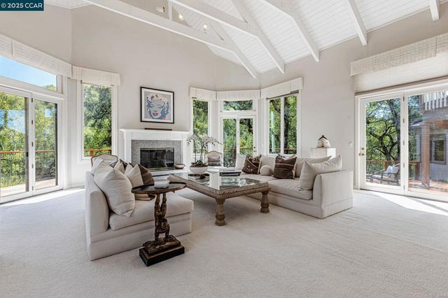 4 Julianna Ct, Moraga, CA 94556