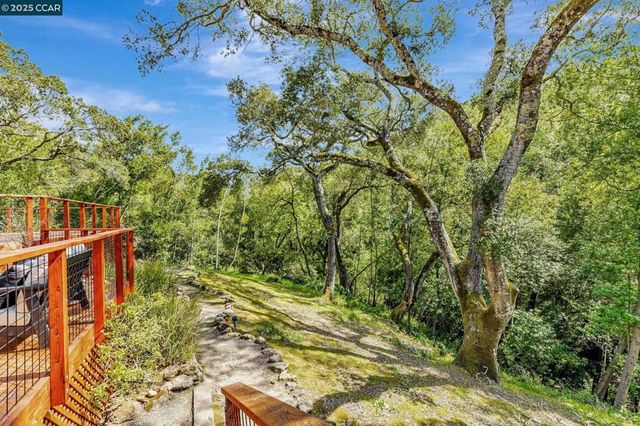 4 Julianna Ct, Moraga, CA 94556