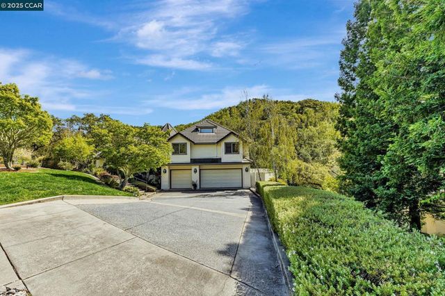 4 Julianna Ct, Moraga, CA 94556