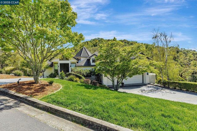 4 Julianna Ct, Moraga, CA 94556