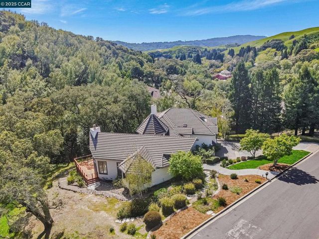 4 Julianna Ct, Moraga, CA 94556