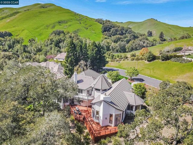 4 Julianna Ct, Moraga, CA 94556