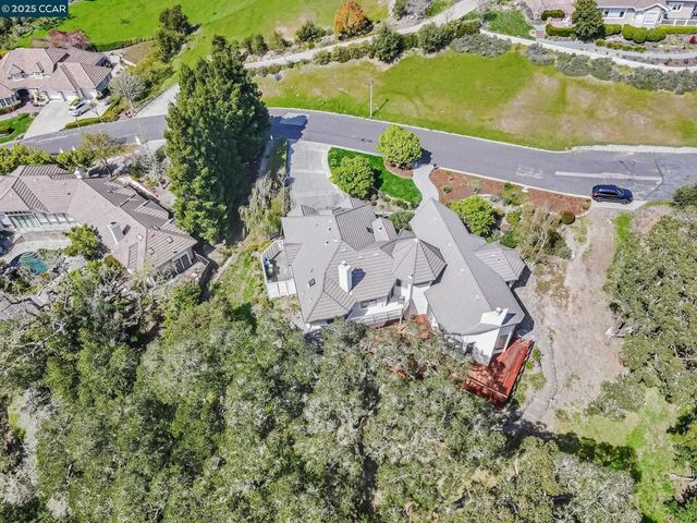 4 Julianna Ct, Moraga, CA 94556