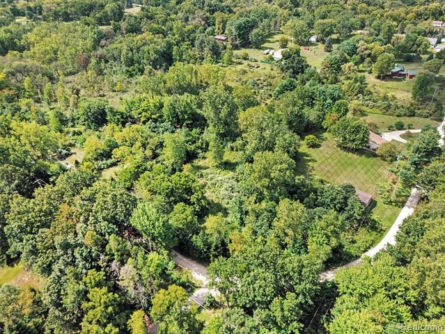 3195 E Pillar Drive, Whitmore Lake, MI 48189