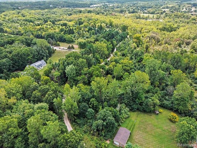 3195 E Pillar Drive, Whitmore Lake, MI 48189
