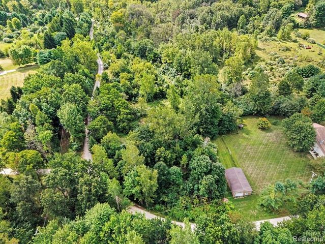 3195 E Pillar Drive, Whitmore Lake, MI 48189