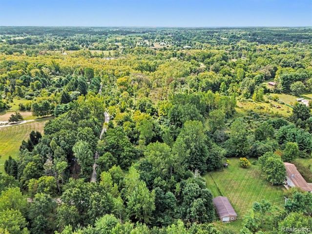 3195 E Pillar Drive, Whitmore Lake, MI 48189
