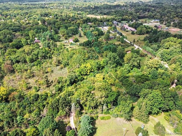 3195 E Pillar Drive, Whitmore Lake, MI 48189