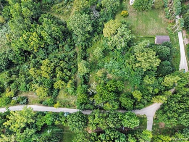 3195 E Pillar Drive, Whitmore Lake, MI 48189
