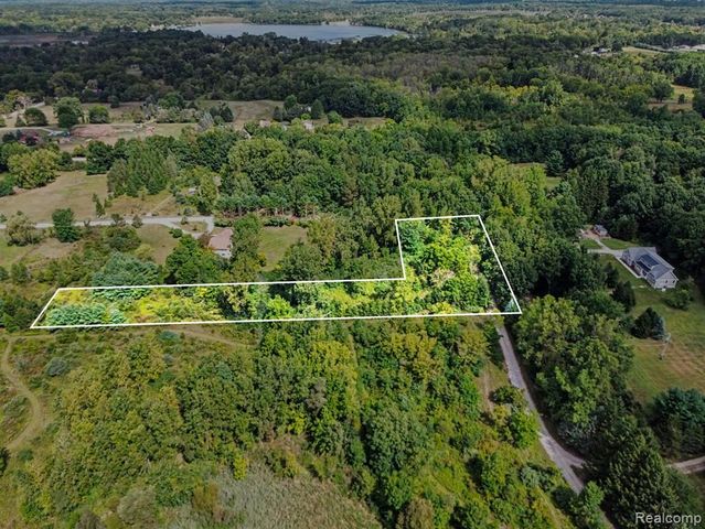 3195 E Pillar Drive, Whitmore Lake, MI 48189