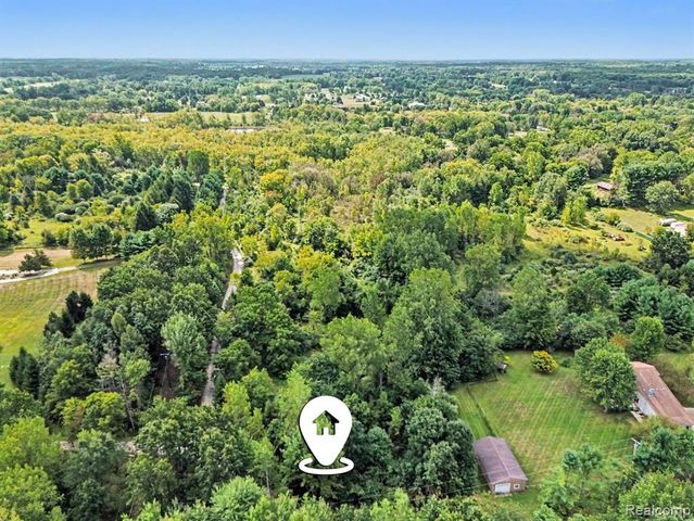 3195 E Pillar Drive, Whitmore Lake, MI 48189