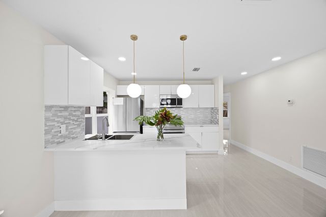 5664 Boynton Crescent, Boynton Beach, FL 33437