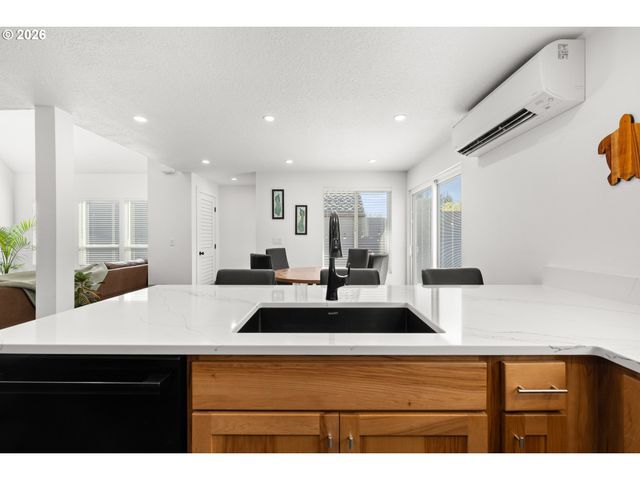 10920 Sw SUMMER LAKE Dr, Portland, OR 97223