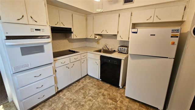 2457 ECUADORIAN WAY 85, Clearwater, FL 33763