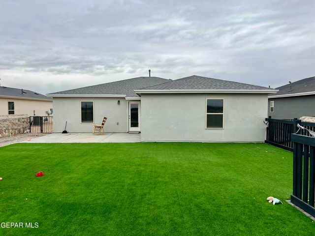 1076 Nalito Beltran Place, Horizon City, TX 79928