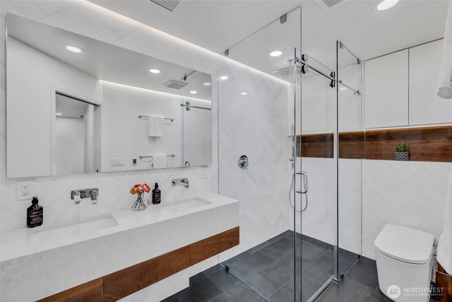 8402 SE 53rd Place, Mercer Island, WA 98040