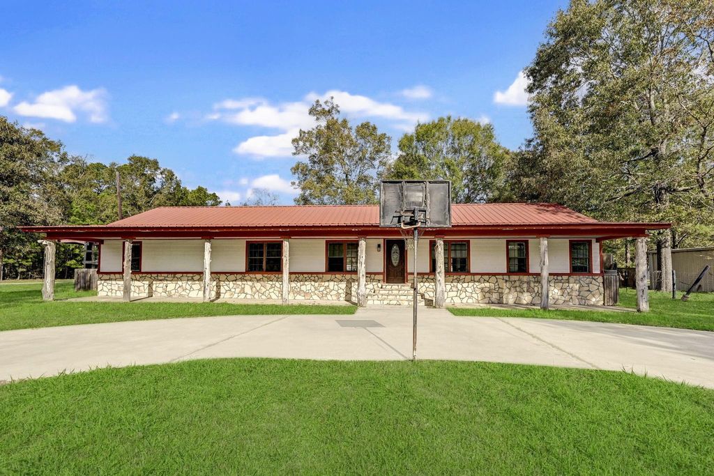 858 Big Hawg Dr, Trinity, TX 75862