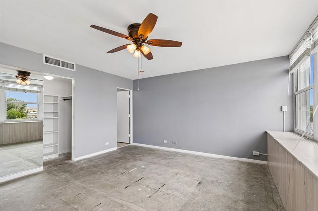 1365 N SNELL ISLE BOULEVARD NE 2E, St Petersburg, FL 33704