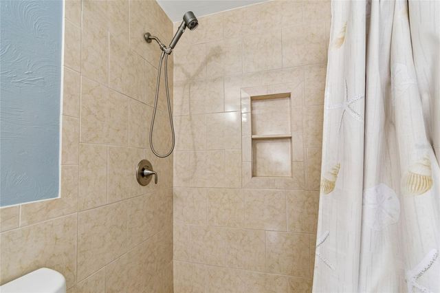 1365 N SNELL ISLE BOULEVARD NE 2E, St Petersburg, FL 33704
