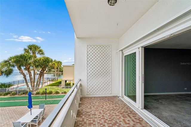 1365 N SNELL ISLE BOULEVARD NE 2E, St Petersburg, FL 33704