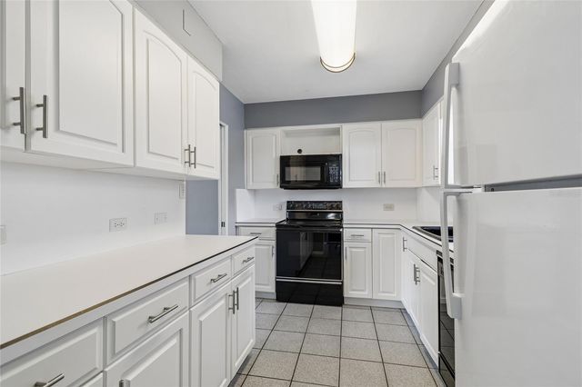 1365 N SNELL ISLE BOULEVARD NE 2E, St Petersburg, FL 33704