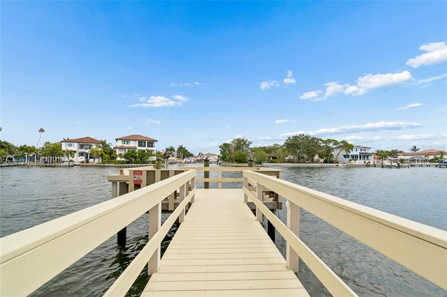 1365 N SNELL ISLE BOULEVARD NE 2E, St Petersburg, FL 33704