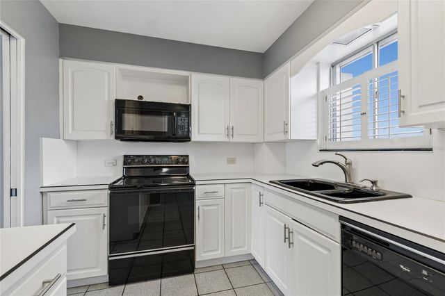1365 N SNELL ISLE BOULEVARD NE 2E, St Petersburg, FL 33704