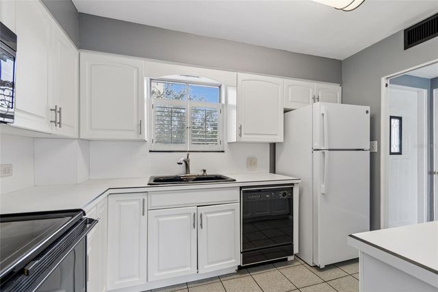 1365 N SNELL ISLE BOULEVARD NE 2E, St Petersburg, FL 33704