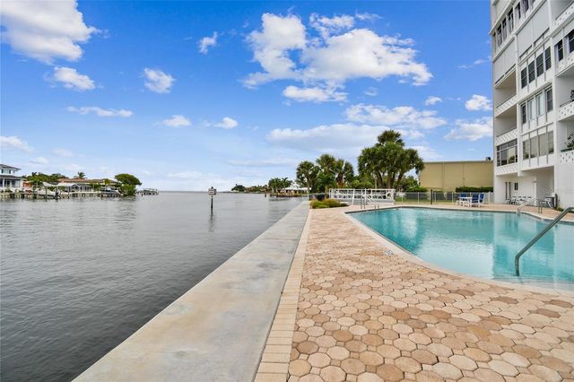 1365 N SNELL ISLE BOULEVARD NE 2E, St Petersburg, FL 33704