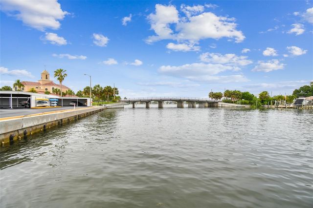 1365 N SNELL ISLE BOULEVARD NE 2E, St Petersburg, FL 33704
