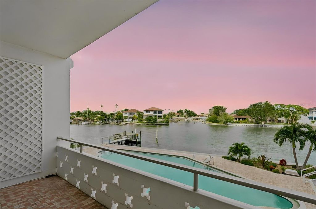 1365 N SNELL ISLE BOULEVARD NE 2E, St Petersburg, FL 33704