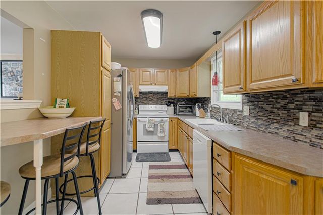 6442 NW 49th Street, Kansas City, MO 64151