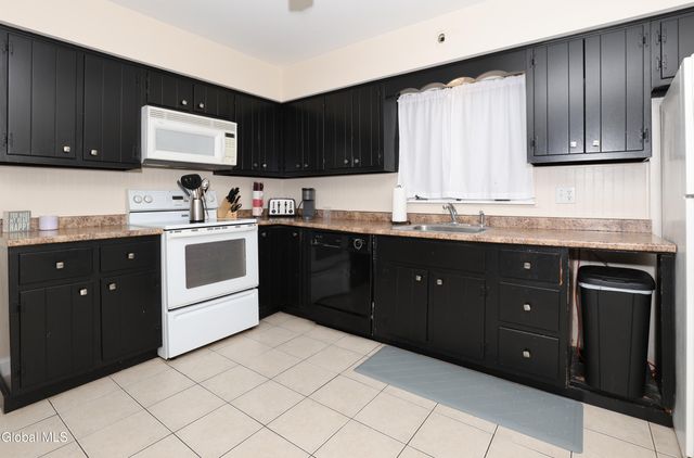 957 W Pine Hill Drive, Guilderland, NY 12303