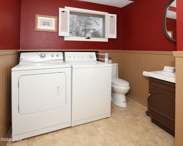 957 W Pine Hill Drive, Guilderland, NY 12303