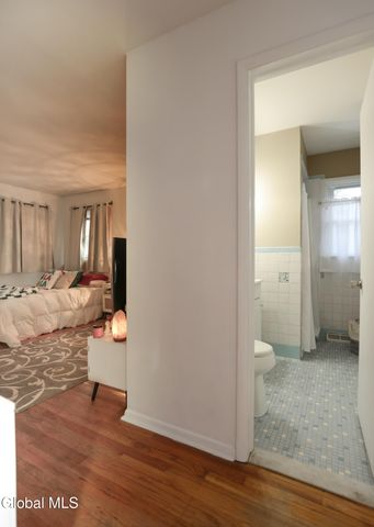 957 W Pine Hill Drive, Guilderland, NY 12303