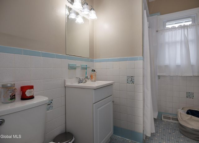 957 W Pine Hill Drive, Guilderland, NY 12303