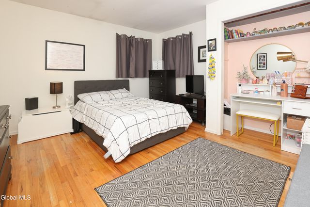 957 W Pine Hill Drive, Guilderland, NY 12303