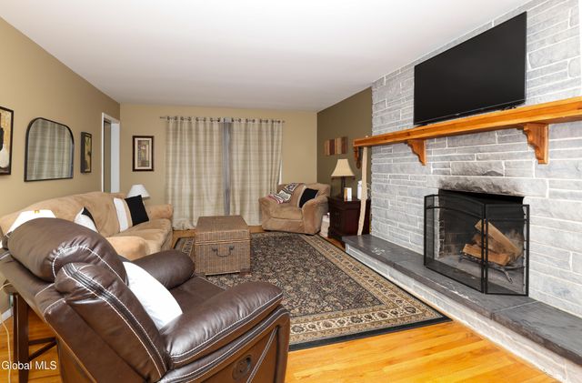 957 W Pine Hill Drive, Guilderland, NY 12303