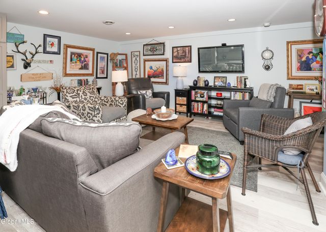 957 W Pine Hill Drive, Guilderland, NY 12303