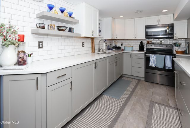 957 W Pine Hill Drive, Guilderland, NY 12303