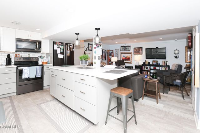 957 W Pine Hill Drive, Guilderland, NY 12303