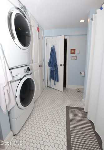 957 W Pine Hill Drive, Guilderland, NY 12303