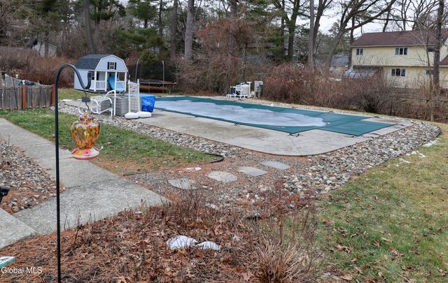 957 W Pine Hill Drive, Guilderland, NY 12303