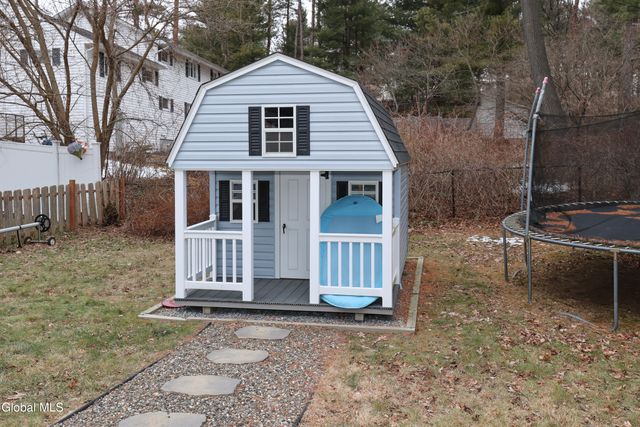 957 W Pine Hill Drive, Guilderland, NY 12303