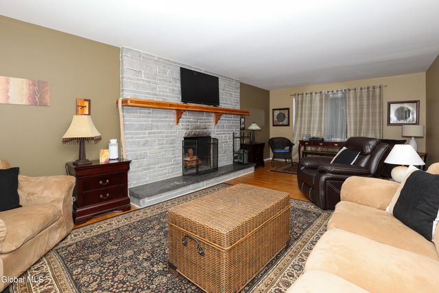 957 W Pine Hill Drive, Guilderland, NY 12303