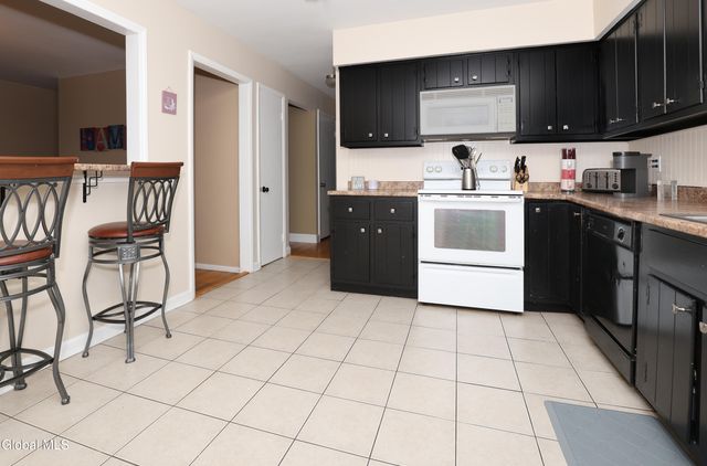 957 W Pine Hill Drive, Guilderland, NY 12303