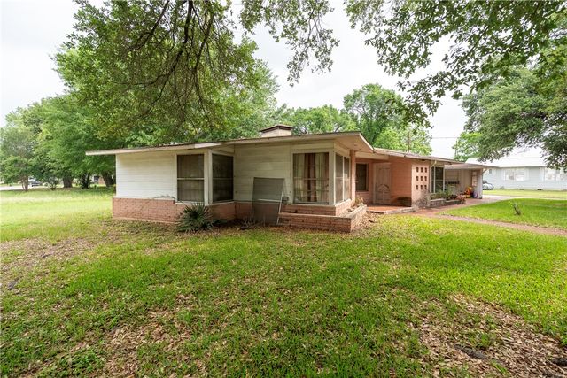 110 Barton Street, Hearne, TX 77859