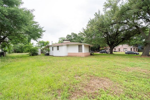 110 Barton Street, Hearne, TX 77859